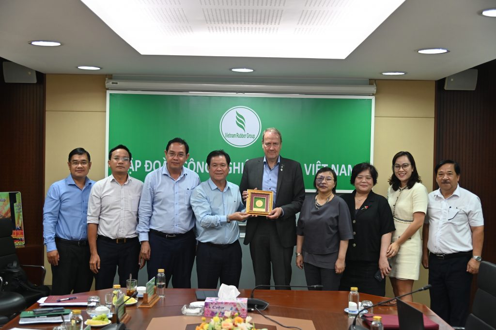 FSC sẵn sàng hỗ trợ VRG đạt thỏa thuận phát triển rừng bền vững